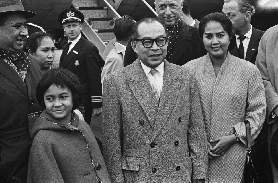 Mohammad Hatta bersama Rahmi dan Meutia di Bandar Udara Internasional Schiphol, 1963. (Nationaal Archief)