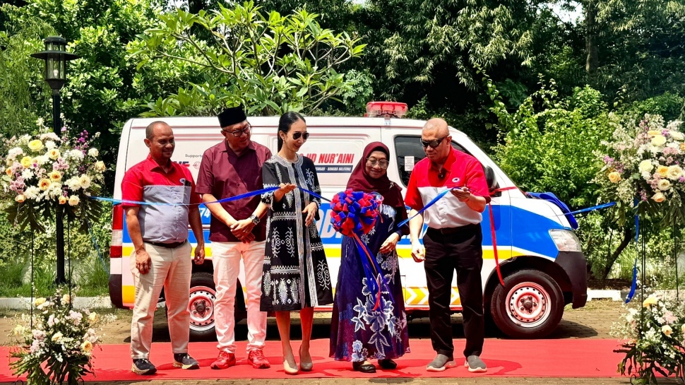Bantuan mobil ambulans dan mobil jenazah dari JNE dan TIKI. (dok. JNE)