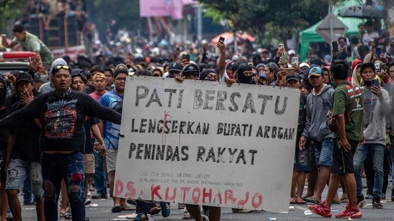 Massa yang tergabung dalam Aliansi Masyarakat Pati Bersatu berunjuk rasa di depan Kantor Bupati Pati, Kabupaten Pati, Jawa Tengah, Rabu (13/8/2025). Mereka menuntut Bupati Pati Sudewo agar mundur dari jabatannya karena dinilai arogan dan sejumlah kebijakannya tidak pro ke masyarakat. [ANTARA FOTO/Aji Styawan].