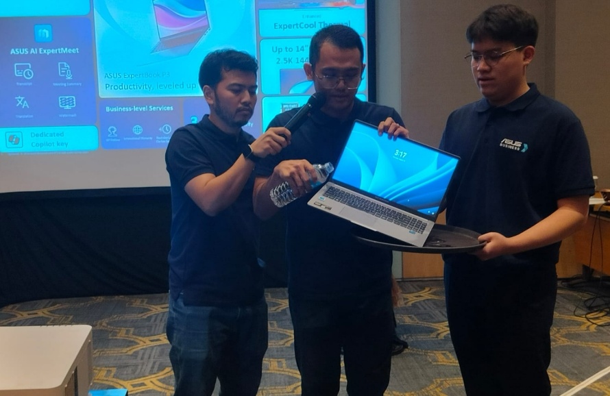 Uji ketahanan ASUS ExpertBook P3. (Suara.com/ Rezza Rachmanta)