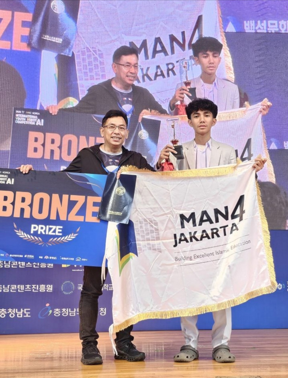 Choky Fii Ramadhani ( Kelas XI 4, MAN 4 Jakarta) merebut medali Bronze pada katergori Coding Mission dengan tema “Save The Forest”