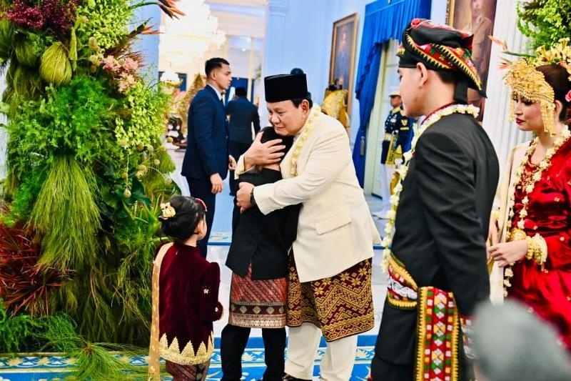 Presiden Prabowo tampak memeluk Jan Ethes Srinarendra di Istana Merdeka, Jakarta. [Biro Pers Sekretariat Presiden]