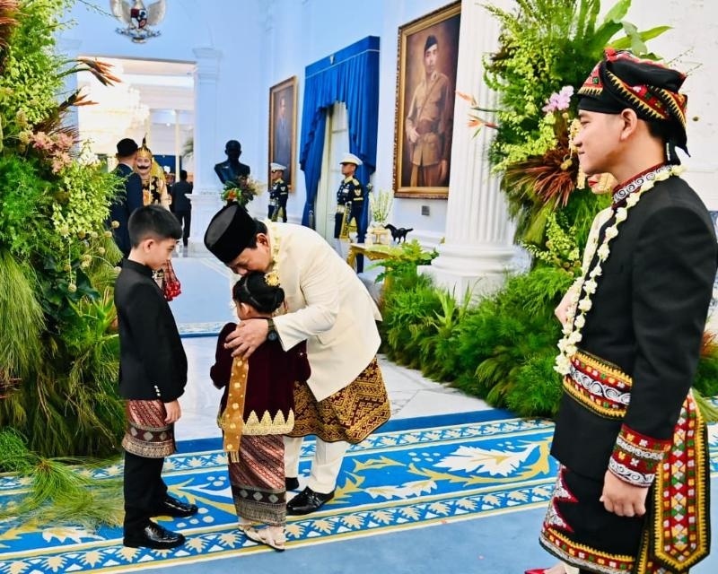 Presiden Prabowo tampak memeluk dan mencium kepala putri Gibran dan Selvi, La Lembah Manah di Istana Merdeka, Jakarta. [Biro Pers Sekretariat Presiden]