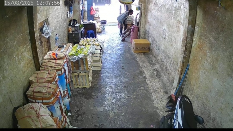 Preman berinisial RR (41) memalak atau meminta paksa melon kepada pedagang buah di Pasar Stasiun Angke, Tambora, Jakarta Barat. [Ist] 