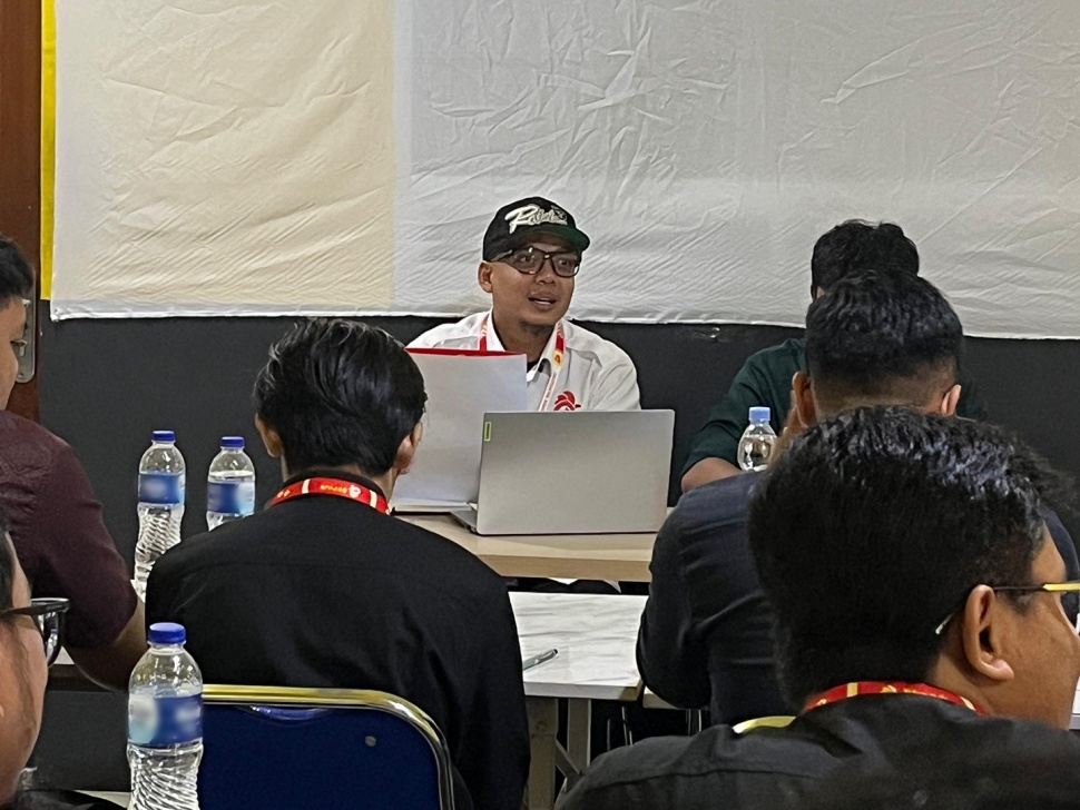 Direktur Utama Dkriuk, Iksan mengadakan kelas bagi para pekerja. (Dok. Istimewa)