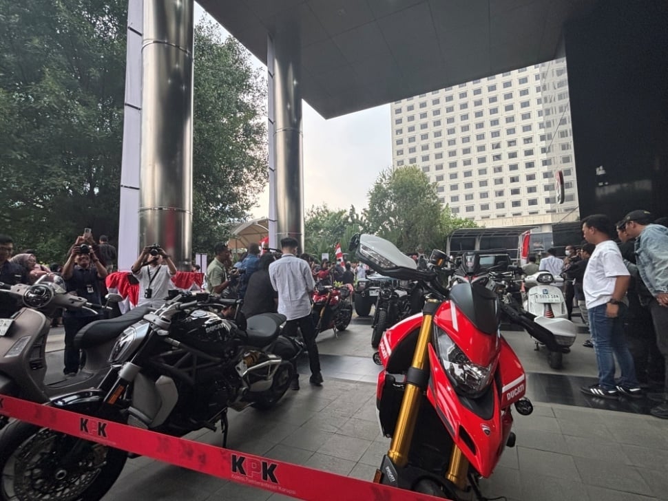 KPK menunjukkan sejumlah barang bukti yang disita dari operasi tangkap tangan atau OTT terhadap Wamenaker Immanuel Ebenezer alias Noel di Jakarta, Kamis (21/8/2025). [Suara.com/Dea]