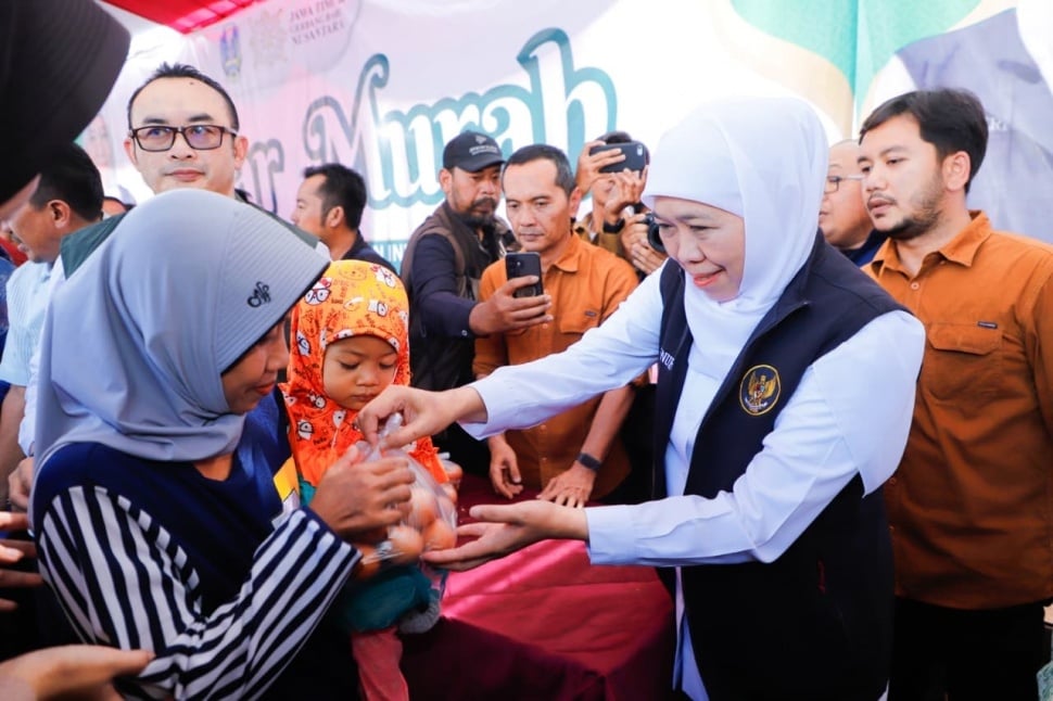 Gubernur Jawa Timur Khofifah Indar Parawansa menggelar pasar murah di Pendopo Kabupaten Sumenep, Sabtu (23/8/2025). (Dok: Pemprov Jatim)