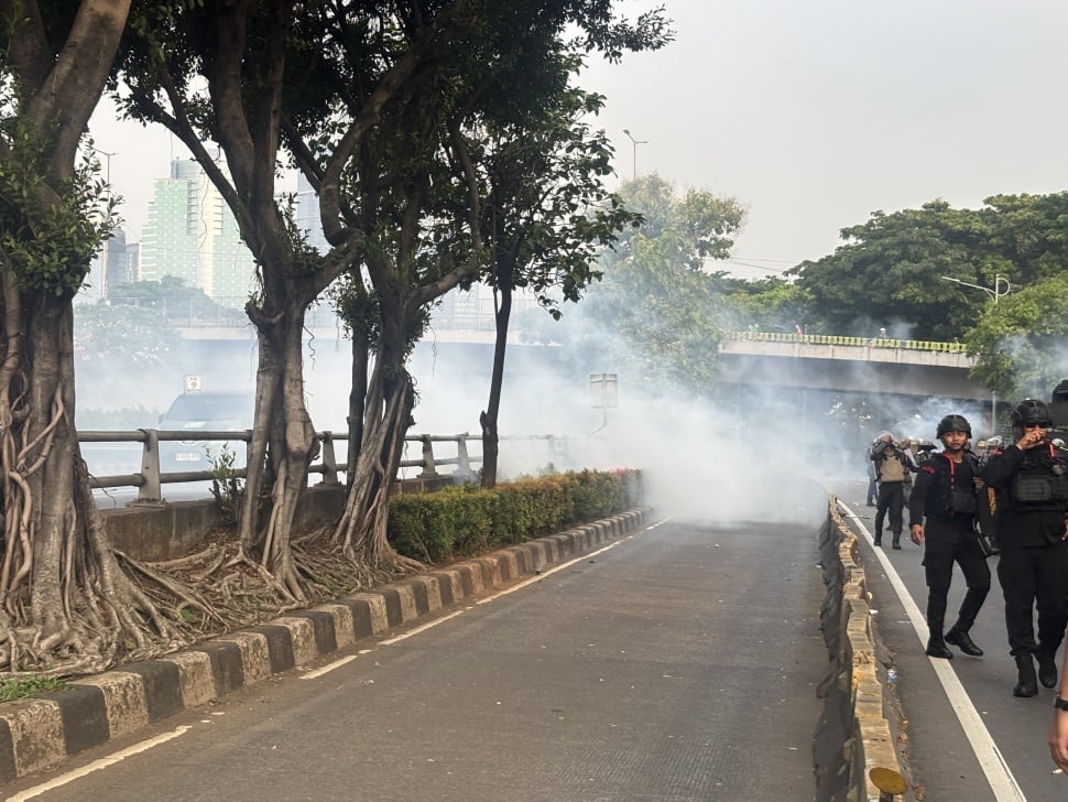 Polisi mulai menembakkan gas air mata ke arah massa aksi bubarkan DPR, Senin (25/8/2025) sore. [Suara.com/Faqih Fathurrahman]