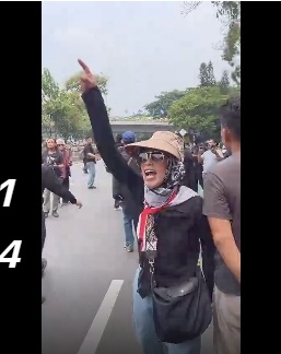 Seorang wanita saat berorasi di barisan massa pendemo 25 Agustus di DPR RI. (tangkapan layar/TikTok)