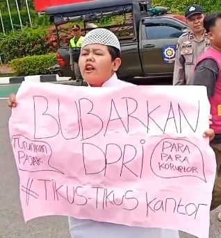 Video influencer Badru saat ikut demonstrasi 25 Agustus di depan Gedung DPR RI. (tangkapan layar/ist)