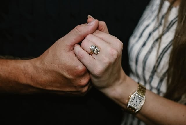 Cincin tunangan Taylor Swift. (Instagram)