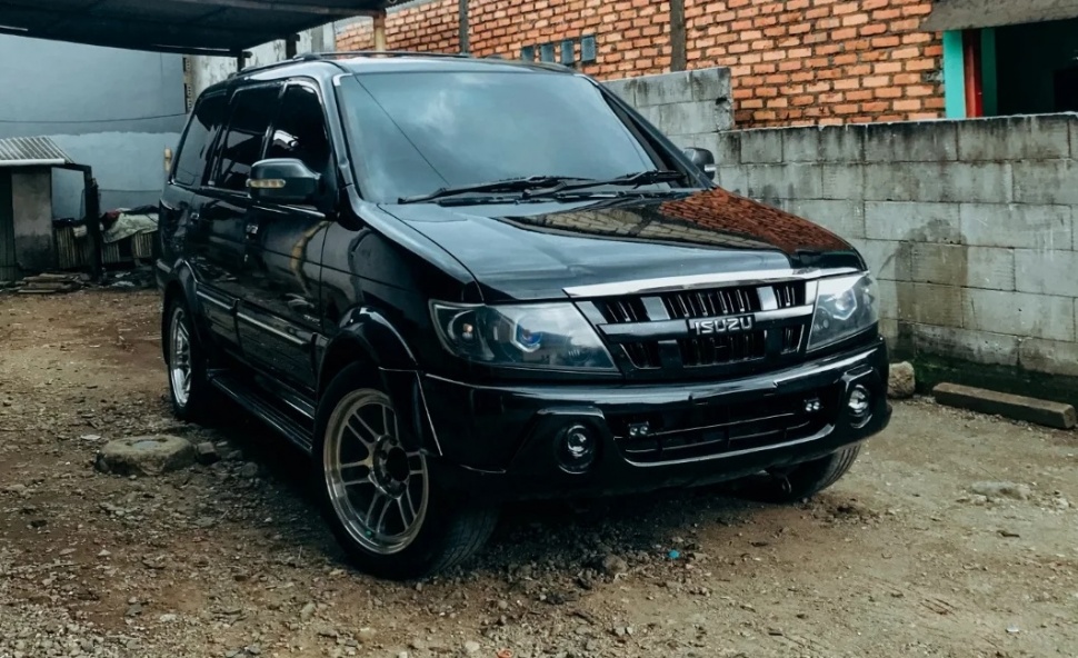 Mobil Isuzu Panther tangguh di jalan bergelombang. (Instagram)