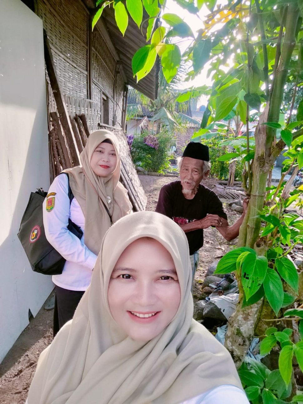 Mbah Dul Salim bersama petugas VDK Kabupaten Magelang [Dok.VDK Kabupaten Magelang]