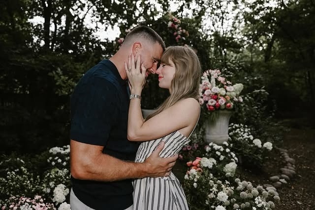 Momen lamaran Travis Kelce dan Taylor Swift. (Instagram)