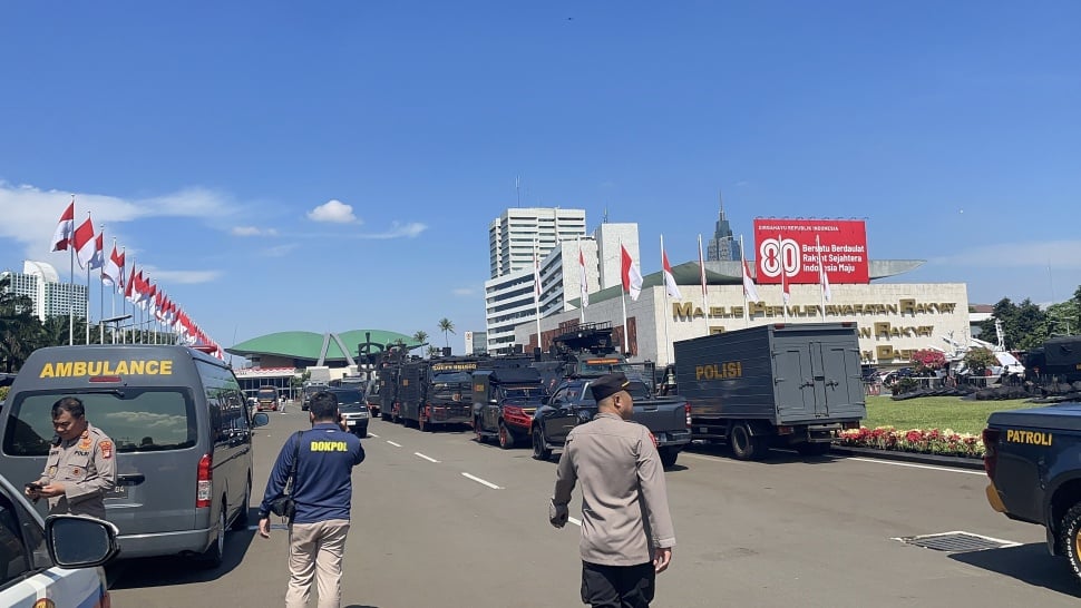 Kendaraan taktis untuk penanganan aksi demonstrasi hingga ambulance disiagakan di Area Gedung DPR, Jakarta jelang aksi buruh pada Kamis (28/8/2025). [Suara.com/Bagaskara]
