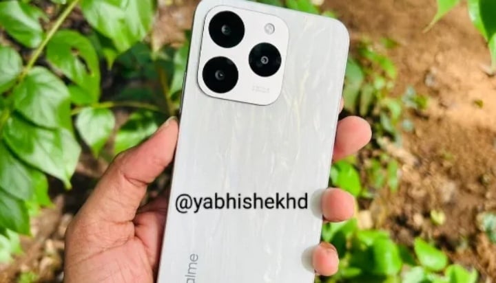 Realme 15T disebut sebagai Small iPhone. (X @yabhishekhd)