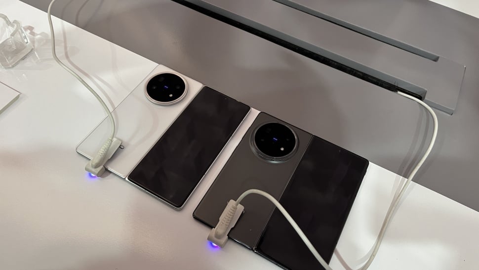 Vivo X Fold 5 yang resmi diluncurkan ke Indonesia pada Kamis (28/8/2025). [Suara.com/Dicky Prastya]