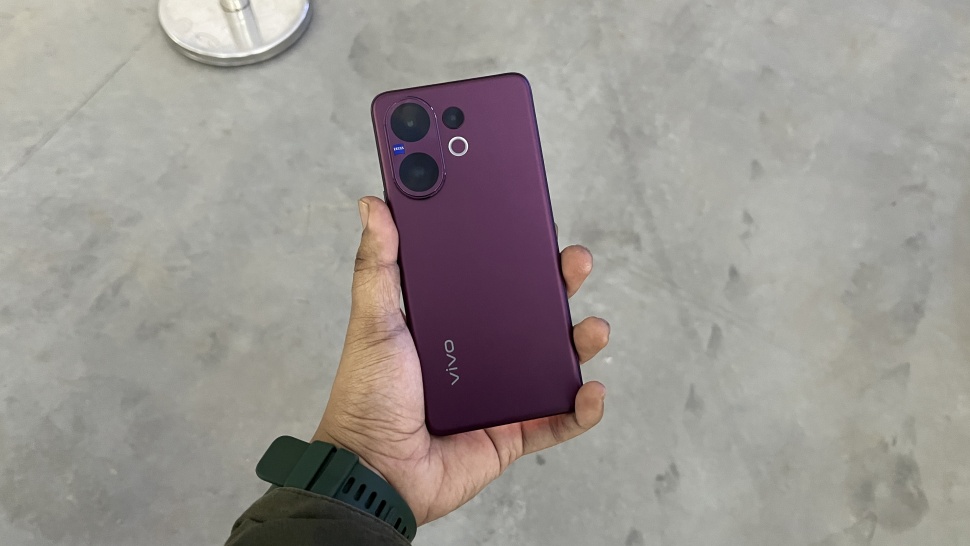 Vivo V60 yang resmi diluncurkan ke Indonesia pada Kamis (28/8/2025). [Suara.com/Dicky Prastya]