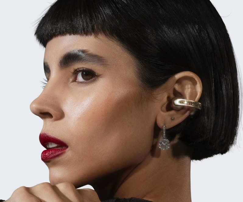 TWS Motorola Buds Loop dengan kristal Swarovski. (Motorola)