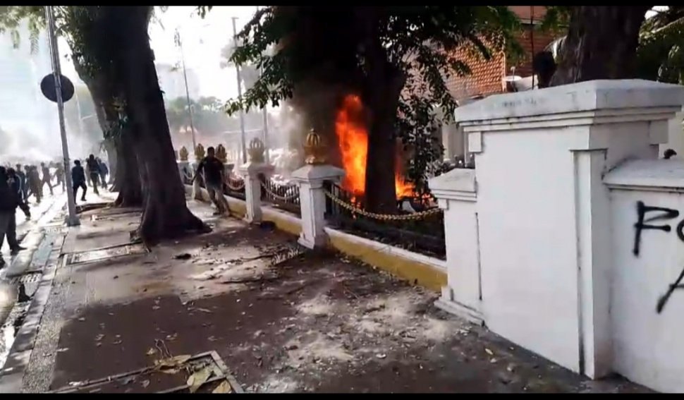 Aksi demontrasi yang terjadi di depan Gedung Negara Grahadi Surabaya berlangsung ricuh pada Jumat (29/8/2025). [Istimewa] 