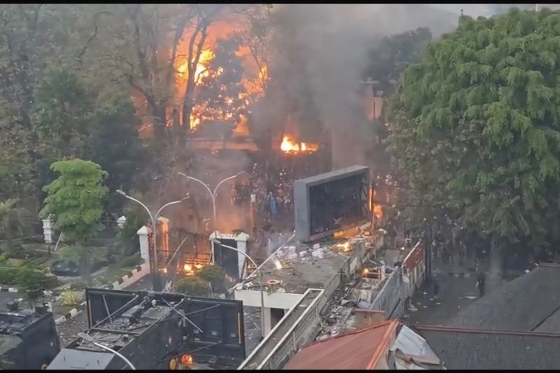Situasi saat massa demonstrasi membakar aset bangunan milik MPR RI di Kota Bandung, Jawa Barat, Jumat (29/8/2025). ANTARA/Rubby Jovan