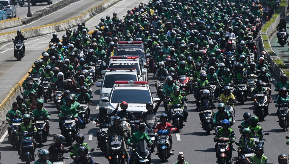 Para pengemudi ojek online (ojol) beriringan mengantarkan ambulans berisi jenazah rekan mereka, Affan Kurniawan menuju pemakaman di Jalan Jenderal Sudirman, Jakarta, Jumat (29/8/2025). [ANTARA FOTO/Fauzan/sgd]