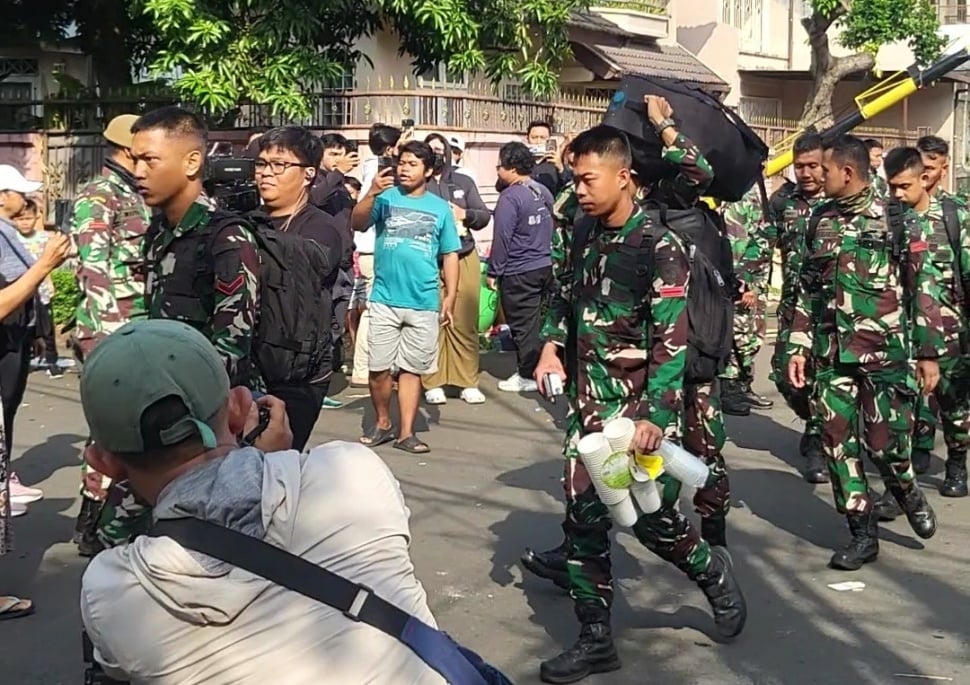 Kondisi Terkini di Rumah Sri Mulyani Usai Penjarahan: Puluhan Prajurit TNI Berjaga (Suara.com/Dinda)