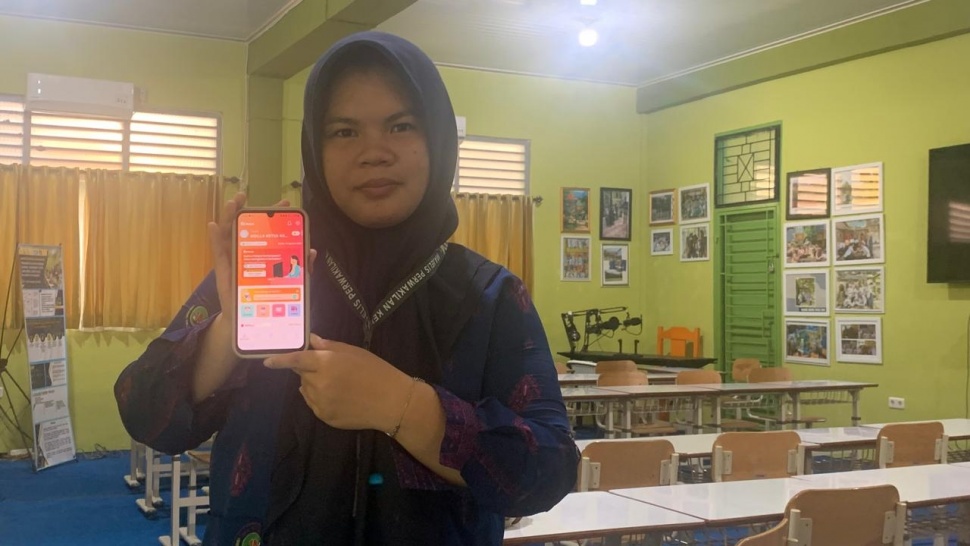 Siswa SMA N 18 Palembang yang memperlihatkan aplikasi skul.id