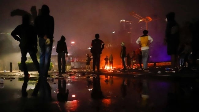 Massa saat menggelar aksi di Jalan Jendral Sudirman, Jakarta, Jumat (29/8/2025). [Suara.com/Alfian Winanto]