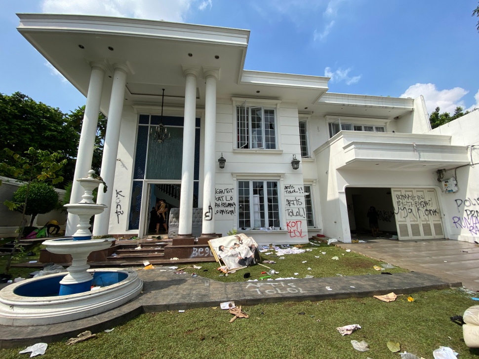 Penampakan rumah Uya Kuya usai dijarah massa pada Sabtu, 30 Agustus 2025 [Suara.com/Tiara Rosana]