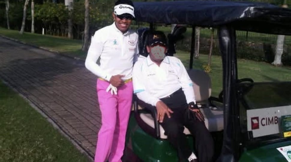 Foto lawas Ahmad Sahroni saat bermain golf kini viral di media sosial. [Instagram]