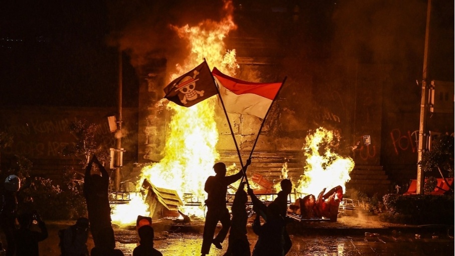 Bendera merah putih yang berkibar pada aksi demonstrasi 29 Agustus di Jakarta (Instagram/suaradotcom)