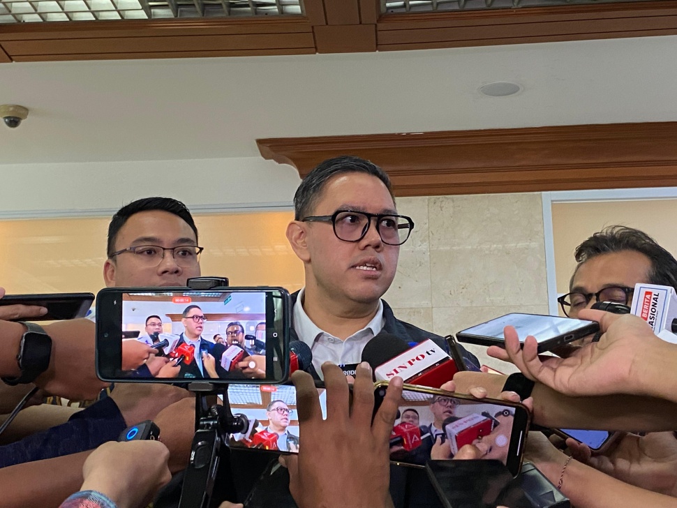 Wakil Ketua Komisi I DPR RI, Dave Laksono, mendesak aparat hukum Indonesia maupun pemerintah Peru untuk mengusut tuntas motif tewasnya Staf Kedutaan Besar Republik Indonesia (KBRI) di Lima Peru, Zetro Leonardo Purba. (Suara.com/Novian)