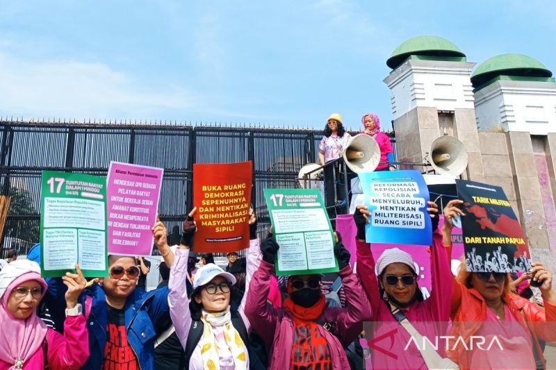 Demonstrasi yang digelar oleh Aliansi Perempuan Indonesia di depan Gedung DPR RI. Dalam aksinya itu, massa demonstran yang didominasi emak-emak mengutuk aksi represif polisi terhadap demonstrasi yang digelar beberapa waktu lalu. Setidaknya, ada 10 korban tewas sepanjang demonstrasi di Jakarta dan beberapa daerah lain. (Antara)