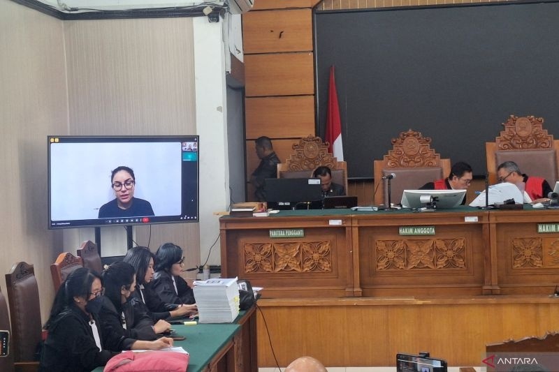 Terdakwa Nikita Mirzani menghadiri sidang secara daring dalam dugaan kasus pengancaman dan tindak pidana pencucian uang (TPPU) bos perawatan kulit (skincare), Reza Gladys di Pengadilan Negeri Jakarta Selatan, Jakarta, Kamis (4/9/2025). (ANTARA/Luthfia Miranda Putri).