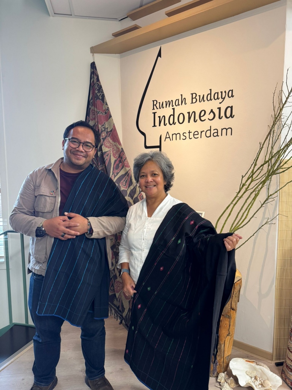 Koordinator Nasional GEF SGP Indonesia Sidi Rana Menggala (kiri) dan Founder Hibiscus Foundation Ine Waworuntu (kiri).(Dokumentasi pribadi)