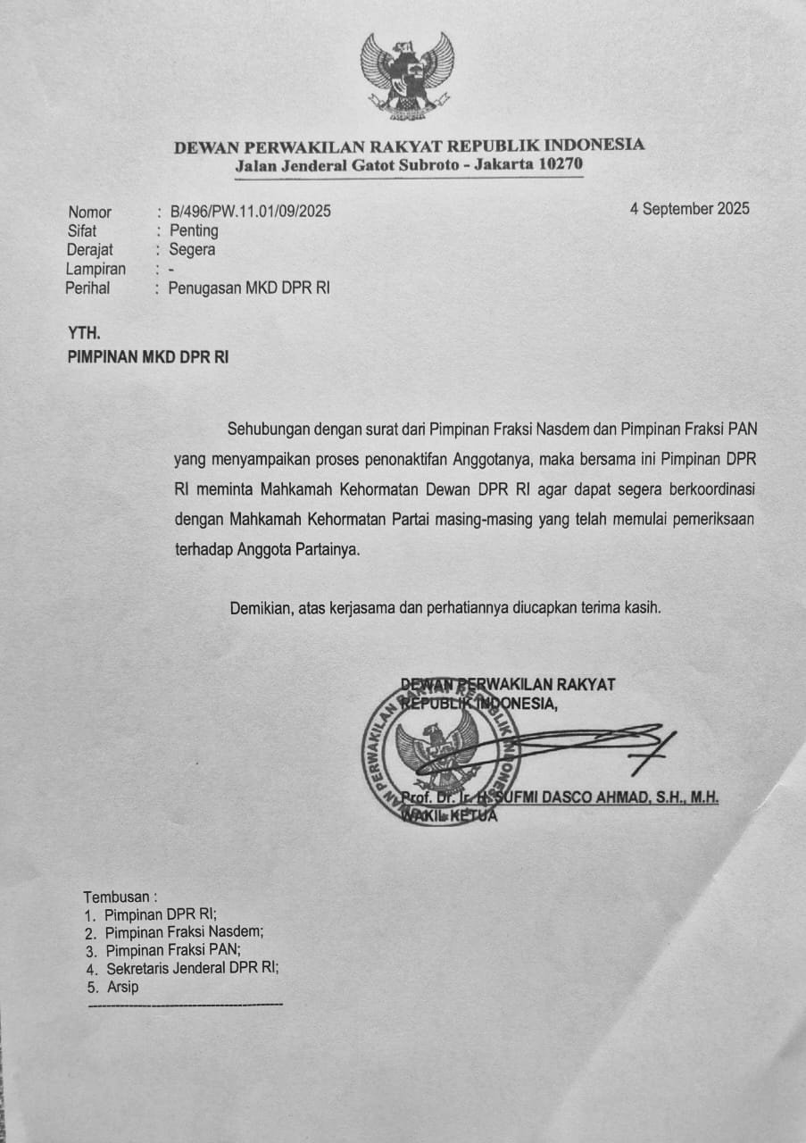 Lembar keputusan DPR RI soal penghentian pembayaran gaji terhadap 5 anggota DPR nonaktif.