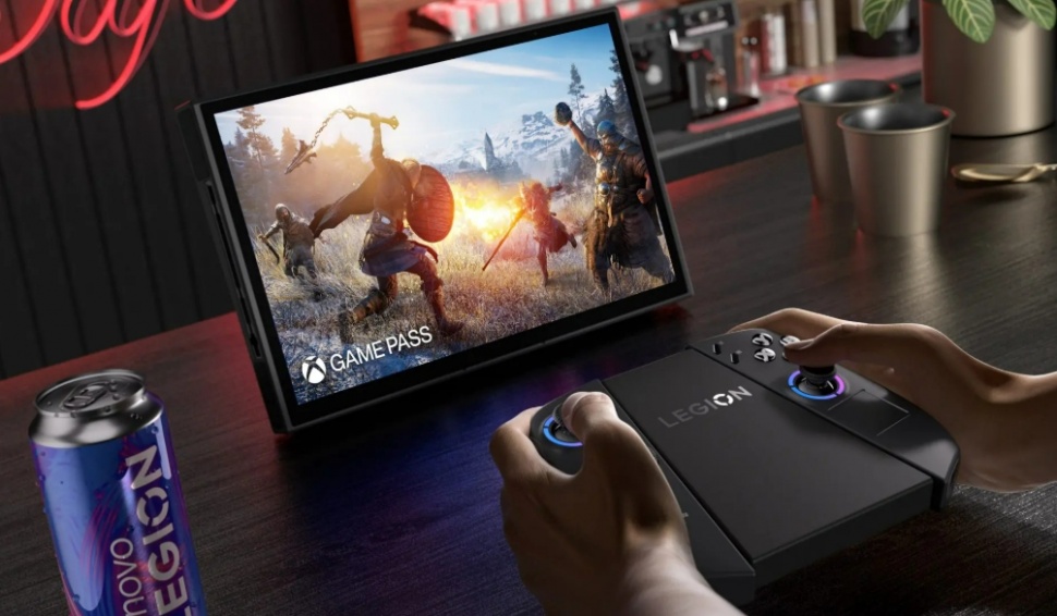 Legion Go 2 dengan pengontrol TrueStrike yang terhubung melalui Konektor Pengisian Daya Legion Go. (Lenovo)
