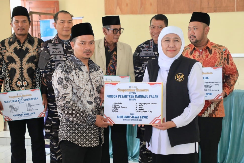 Gubernur Jawa Timur (Jatim), Khofifah Indar Parawansa hadir langsung menyerahkan bantuan kemanusian berupa ribuan paket sembako dan logistik bahan pokok bagi masyarakat di Pulau Bawean Kabupaten Gresik, Sabtu (6/9/2025). (Dok: Pemprov Jatim)
