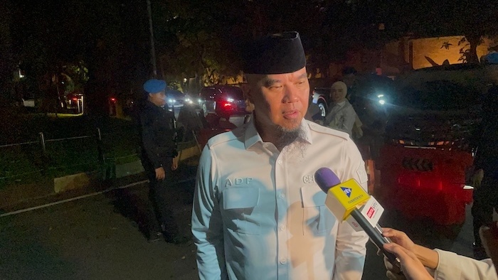 Ahmad Dhani saat tiba di kediaman pribadi Presiden Prabowo Subianto, Jalan Kartanegara IV, Kebayoran Baru, Jakarta Selatan, pada Senin (8/9/2025) malam. [Suara.com/Yaumal Asri Adi Hutasuhut]