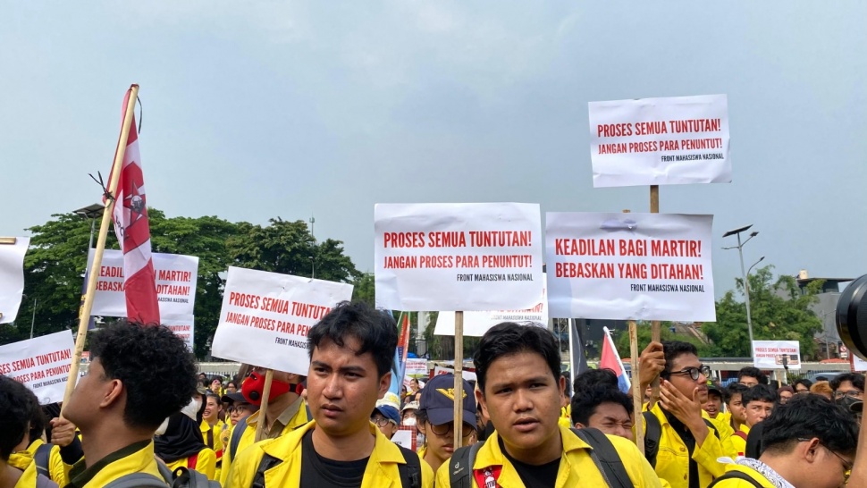 Ketua PP FMN Symphati Dimas Rafi'i saat berorasi dalam aksi massa di depan gerbang gedung DPR RI, Selasa (9/9/2025). [dokumentasi]