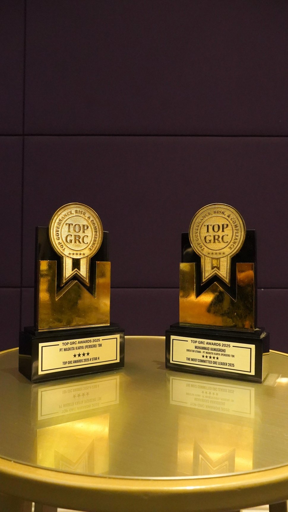 Penghargaan The Most Commited GRC Leaders 2025 Stars 5 yang diberikan kepada Direktur Utama Muhammad Hanugroho dan kedua, Top GRC Awards 2025 Stars 4 (Dok: Waskita Karya)
