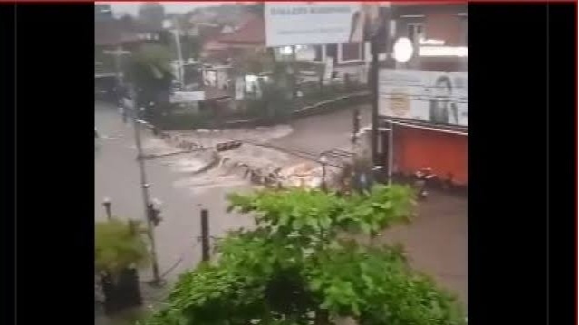 Banjir besar kini melanda sebagian Provinsi Bali.