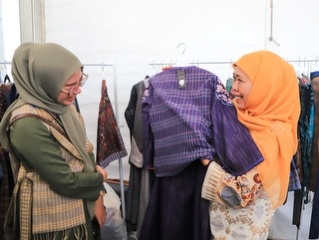Gubernur Provinsi Jatim, Khofifah Indar Parawansa hadir pada pembukaan  Festival Ekonomi Syariah (FESyar) regional Jawa di Masjid Nasional Al Akbar Surabaya, Jumat (12/9). (Dok: Pemprov Jatim)