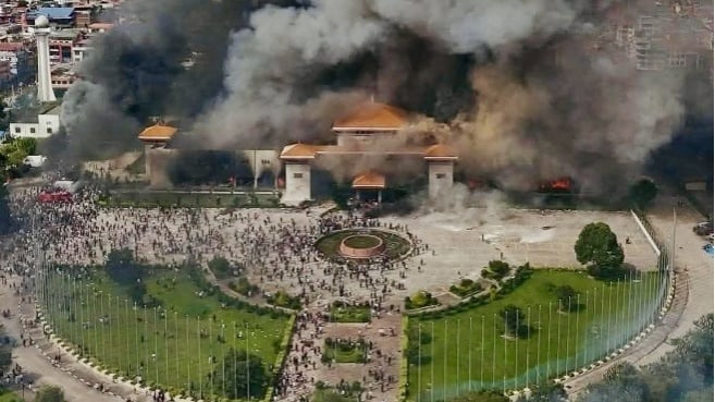 Ilustrasi Gedung DPR Nepal dibakar oleh massa (x.com/@idextratime)