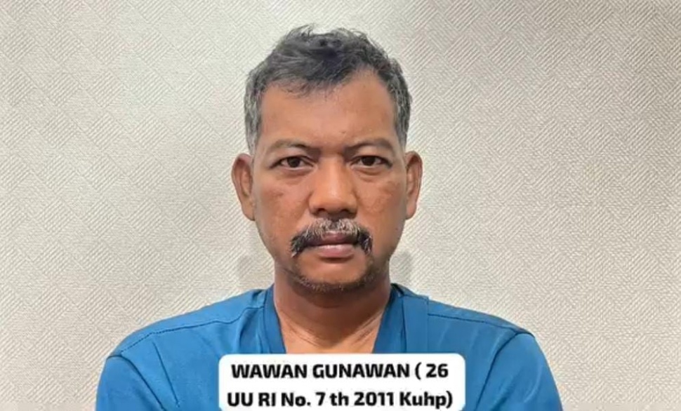 Tukang pijat yang menyamar sebagai dukun pengganda uang ditangkap polisi karena banyak korban yang kena tipu. [Dok. Polres Metro Jaksel]
