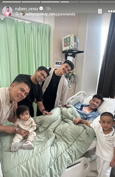 Ruben Onsu dirawat di rumah sakit. 