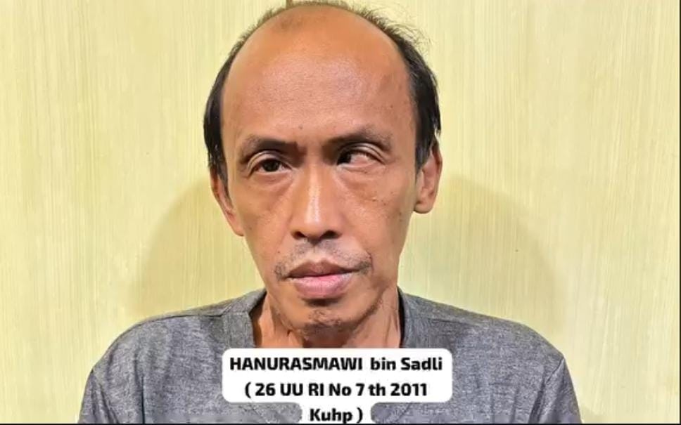 Tukang pijat yang menyamar sebagai dukun pengganda uang ditangkap polisi karena banyak korban yang kena tipu. [Dok. Polres Metro Jaksel]