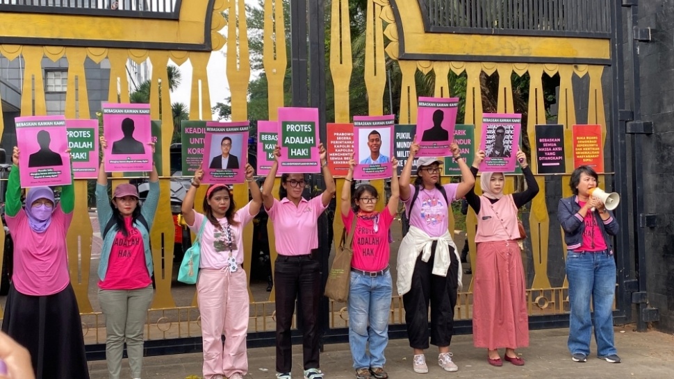 Aliansi Perempuan Indonesia menggelar aksi damai di depan Mapolda Metro Jaya pada Rabu (17/9/2025), menuntut pembebasan sejumlah aktivis yang ditangkap pasca-demonstrasi akhir Agustus lalu. 