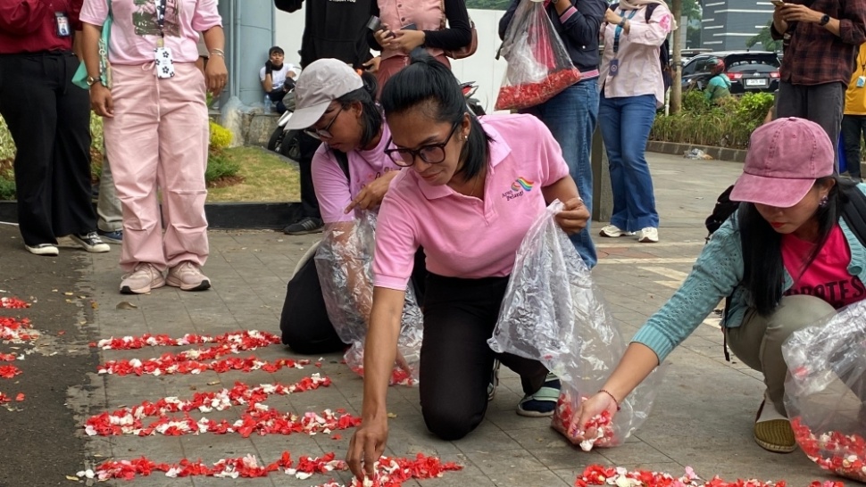 Aliansi Perempuan Indonesia menggelar aksi damai di depan Mapolda Metro Jaya pada Rabu (17/9/2025), menuntut pembebasan sejumlah aktivis yang ditangkap pasca-demonstrasi akhir Agustus lalu. 
